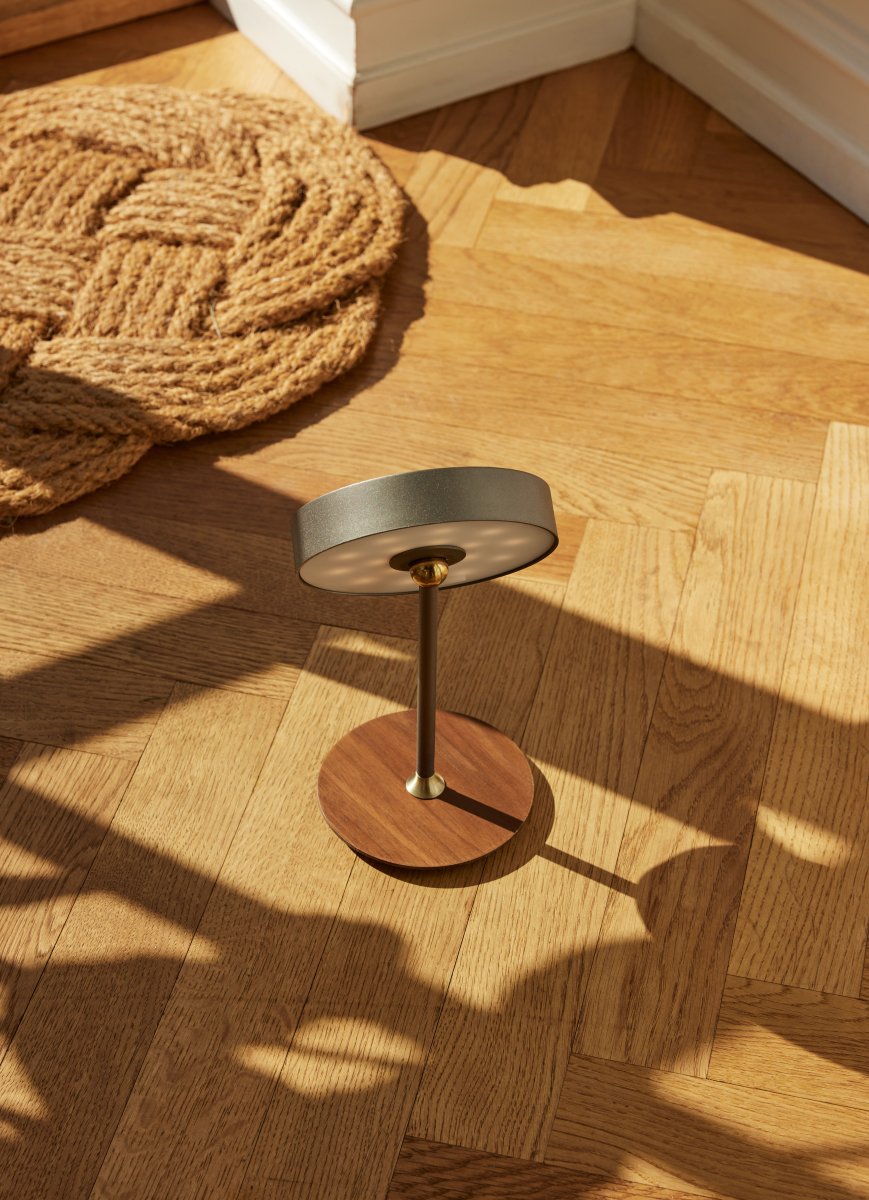 On The Move 20cm Mørkegrå bærbar Fra Halo Design - Den sfæriske form og magnetiske funktion gør det nemt at dreje og vinkle skærmen til rettet lys.