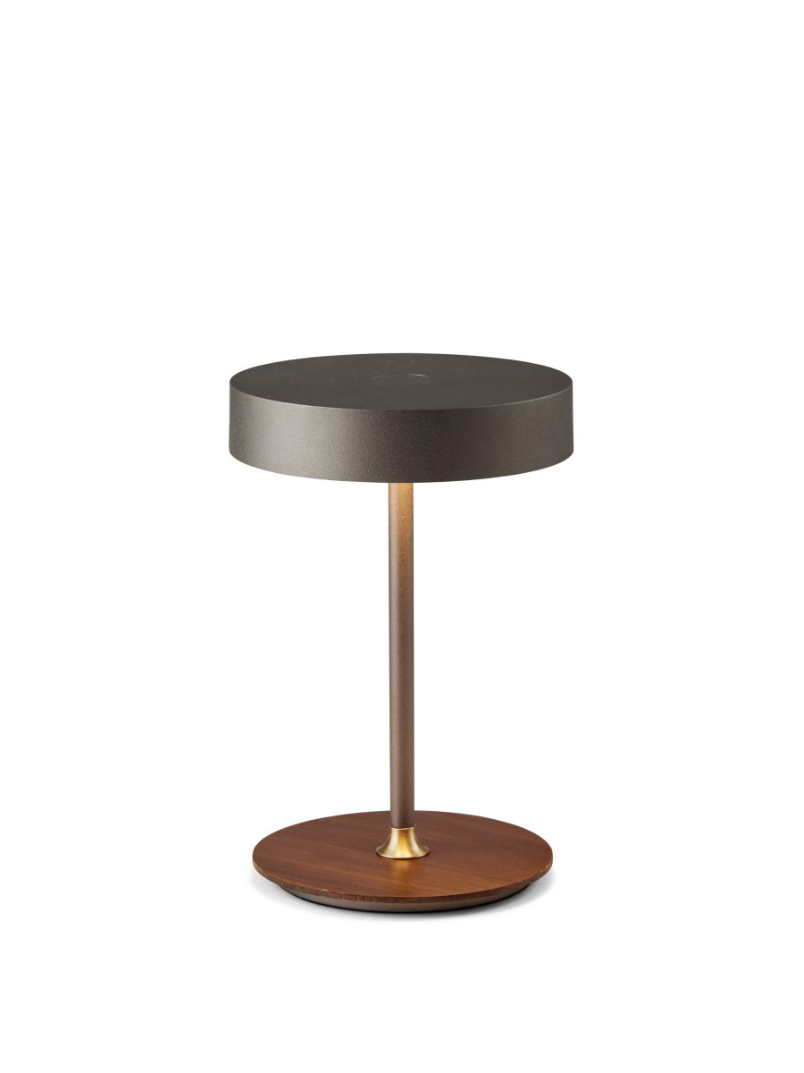 On The Move 20cm Mørkegrå bærbar Fra Halo Design - Den sfæriske form og magnetiske funktion gør det nemt at dreje og vinkle skærmen til rettet lys.