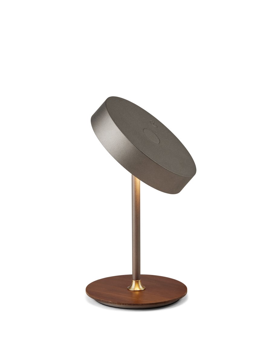 On The Move 20cm Mørkegrå bærbar Fra Halo Design - Den sfæriske form og magnetiske funktion gør det nemt at dreje og vinkle skærmen til rettet lys.