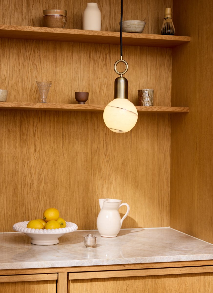 Stockholm Ø5 Antik loftslampe Fra Halo Design - Med en smuk finish i antik messing og en unik ringformet detalje bliver Stockholm et kunstnerisk indslag i dit interiør.