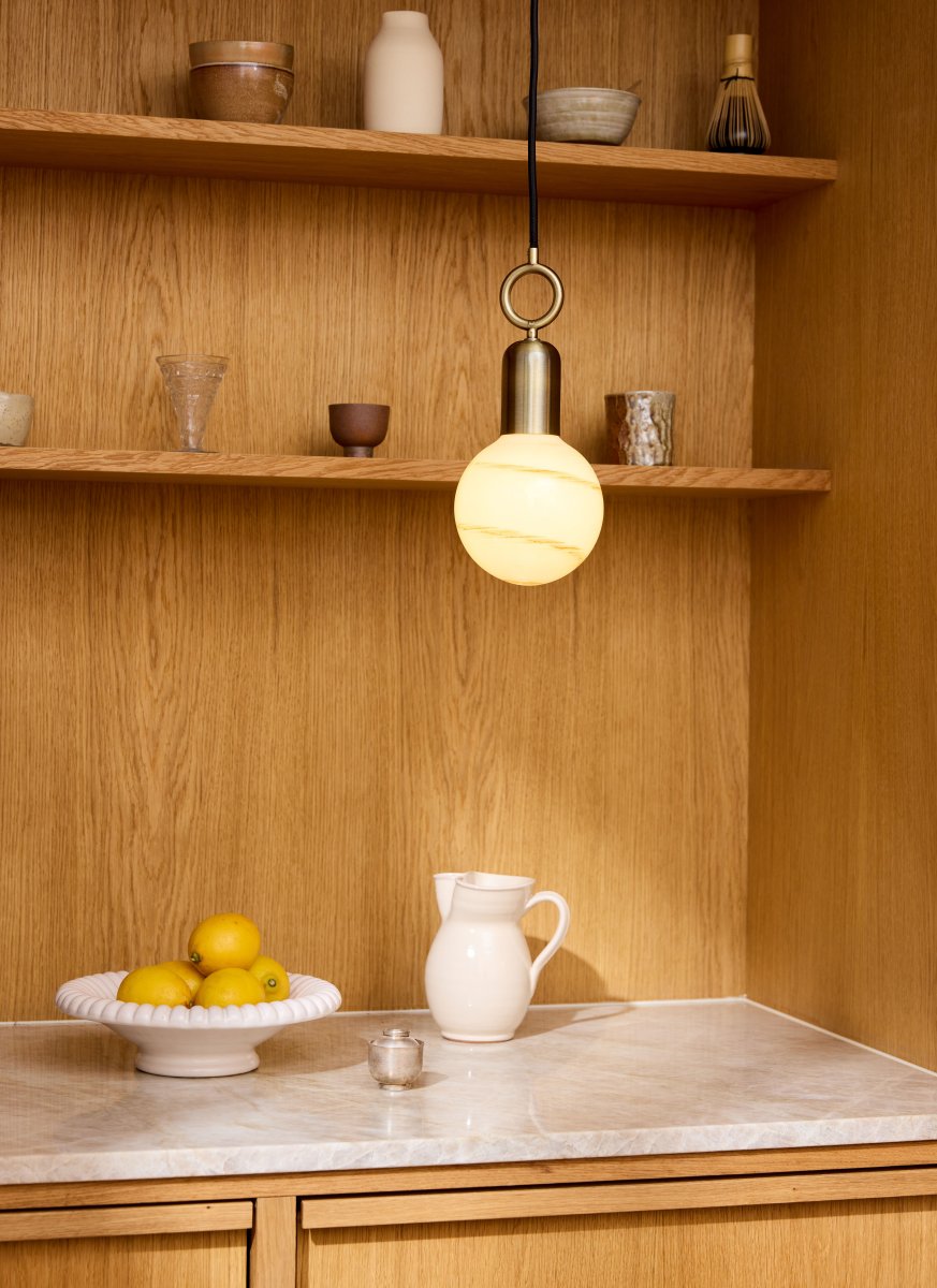 Stockholm Ø5 Antik loftslampe Fra Halo Design - Med en smuk finish i antik messing og en unik ringformet detalje bliver Stockholm et kunstnerisk indslag i dit interiør.