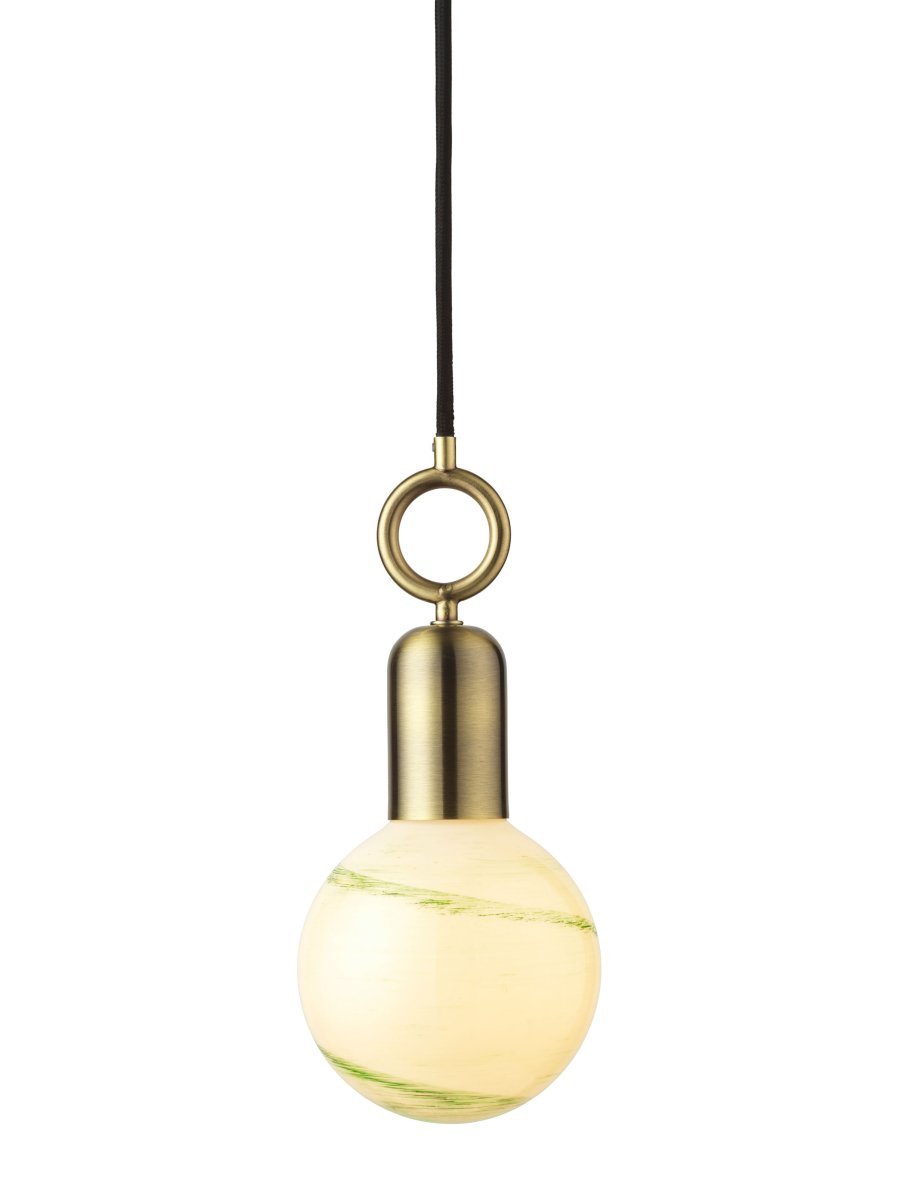 Stockholm Ø5 Antik loftslampe Fra Halo Design - Med en smuk finish i antik messing og en unik ringformet detalje bliver Stockholm et kunstnerisk indslag i dit interiør.