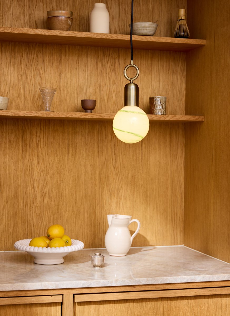 Stockholm Ø5 Antik loftslampe Fra Halo Design - Med en smuk finish i antik messing og en unik ringformet detalje bliver Stockholm et kunstnerisk indslag i dit interiør.