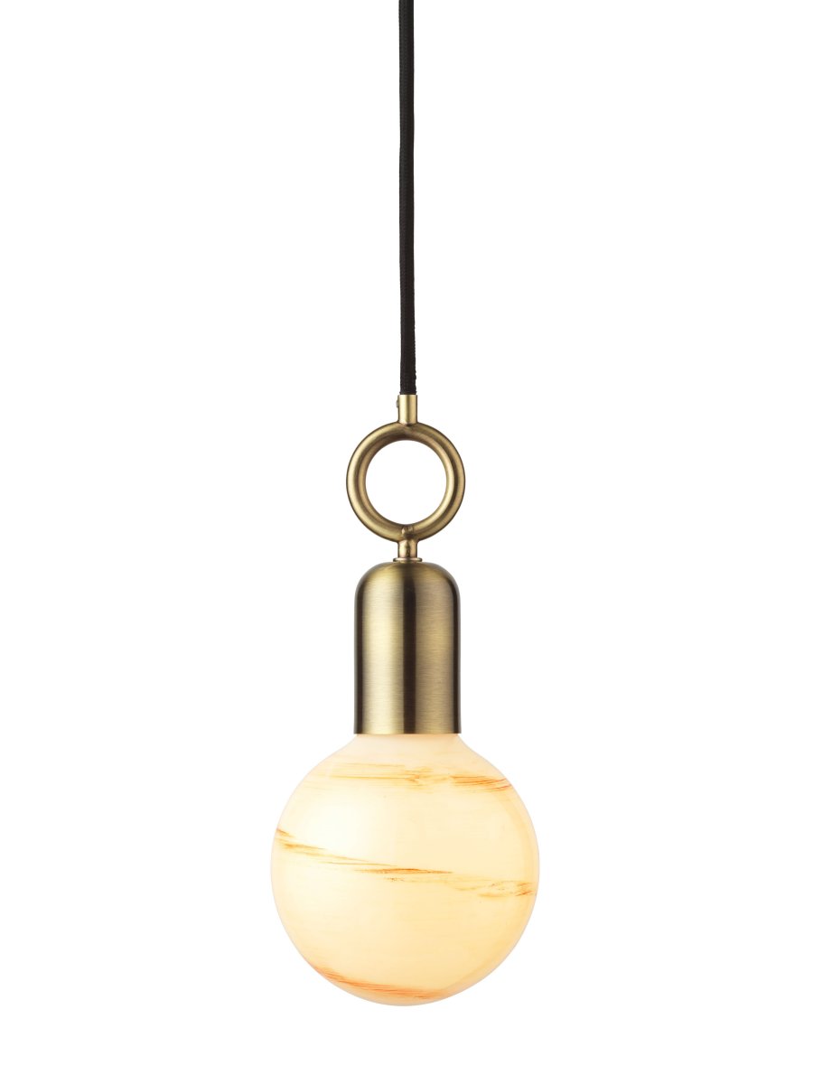 Stockholm Ø5 Antik loftslampe Fra Halo Design - Med en smuk finish i antik messing og en unik ringformet detalje bliver Stockholm et kunstnerisk indslag i dit interiør.