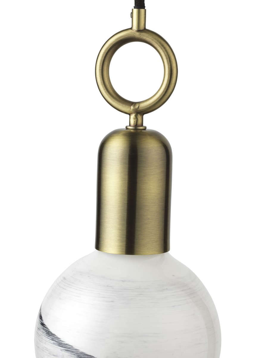 Stockholm Ø5 Antik loftslampe Fra Halo Design - Med en smuk finish i antik messing og en unik ringformet detalje bliver Stockholm et kunstnerisk indslag i dit interiør.