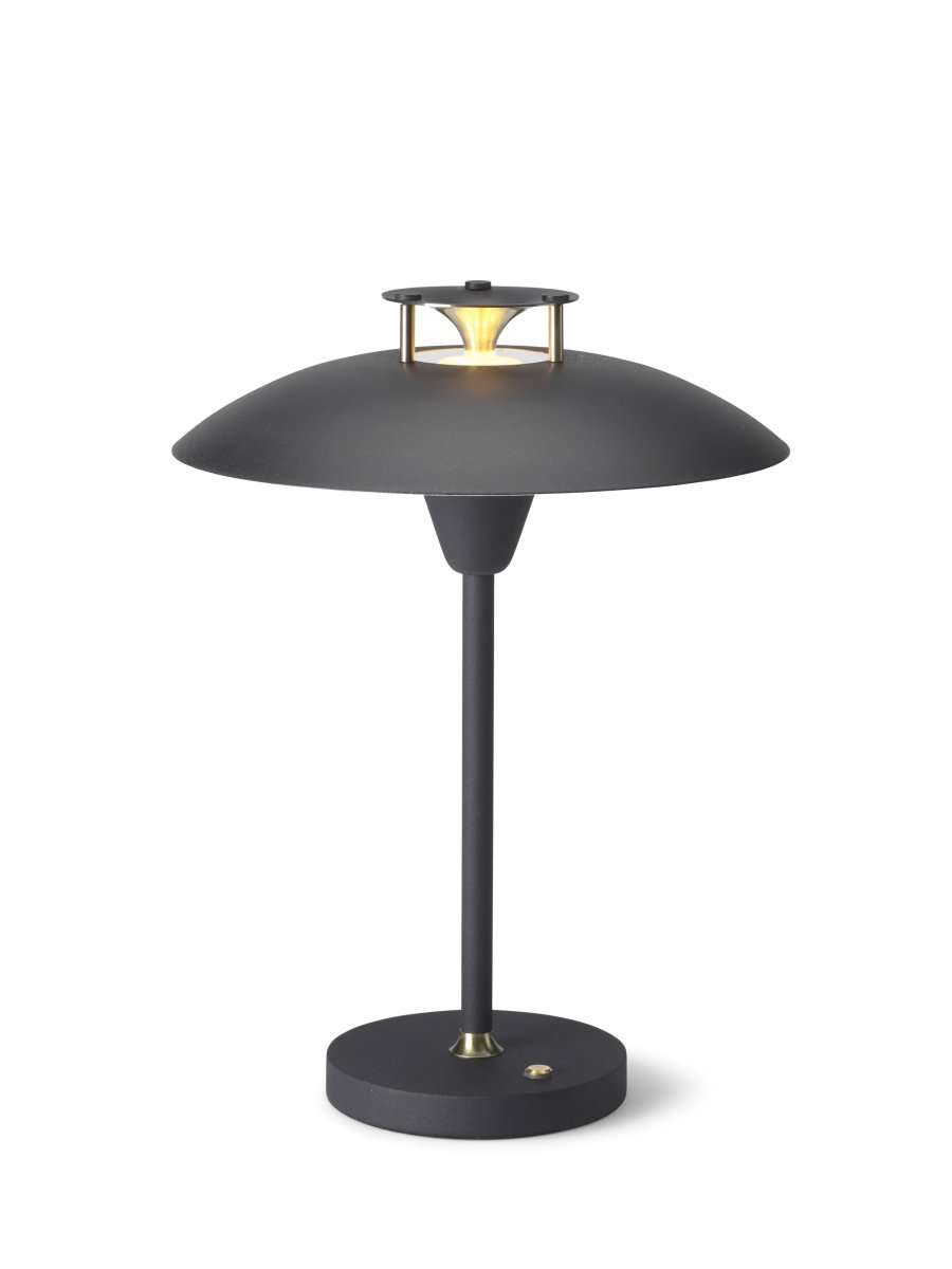 Stepp One-Two -Three 30cm Sort bærbar Fra Halo Design - Denne bærbare bordlampe i sort metal med elegante messingdetaljer kombinerer stil og funktion.