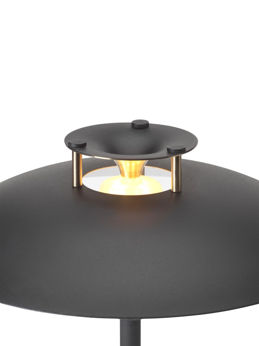 Stepp One-Two -Three 30cm Sort bærbar Fra Halo Design - Denne bærbare bordlampe i sort metal med elegante messingdetaljer kombinerer stil og funktion.
