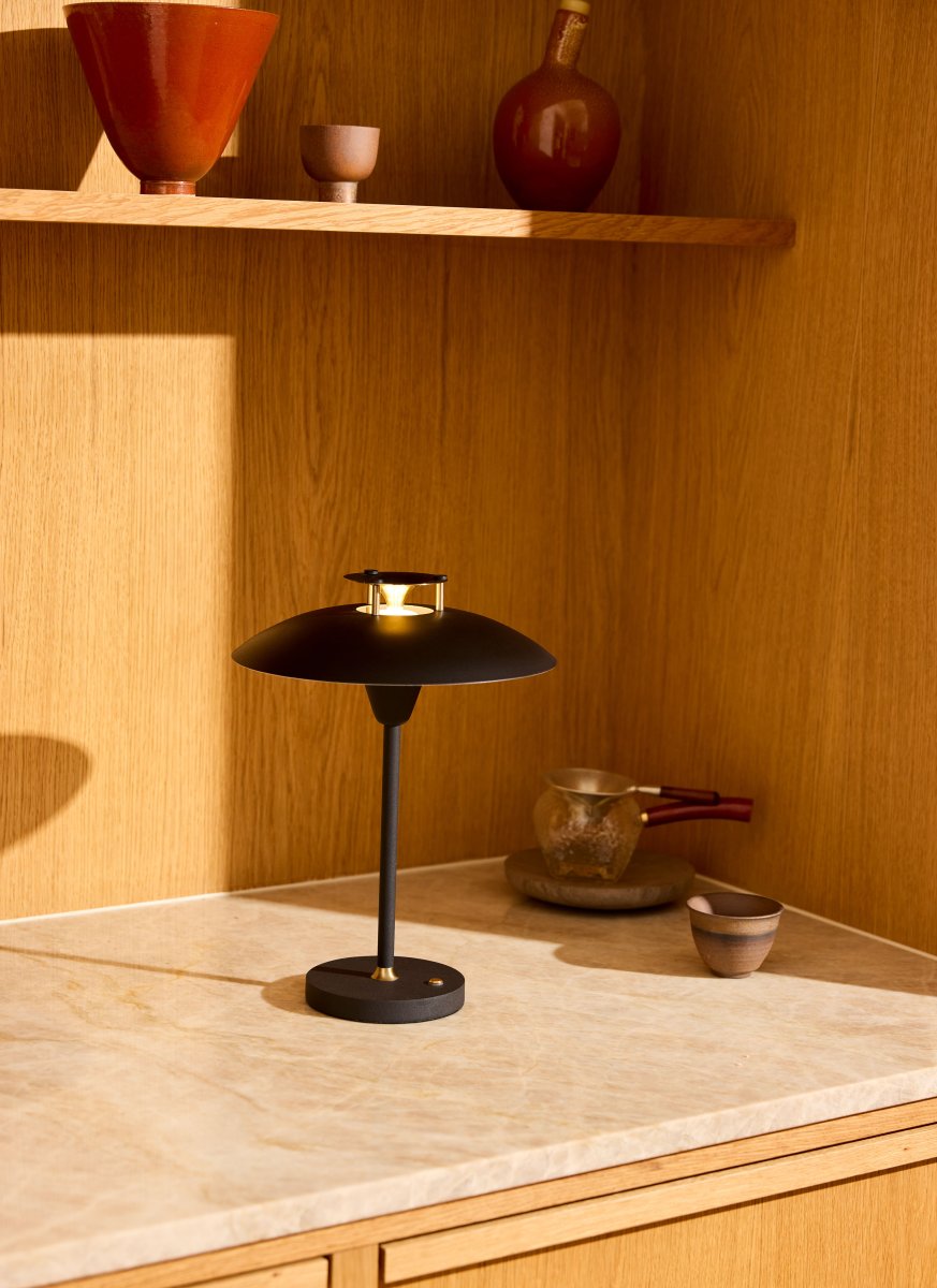 Stepp One-Two -Three 30cm Sort bærbar Fra Halo Design - Denne bærbare bordlampe i sort metal med elegante messingdetaljer kombinerer stil og funktion.