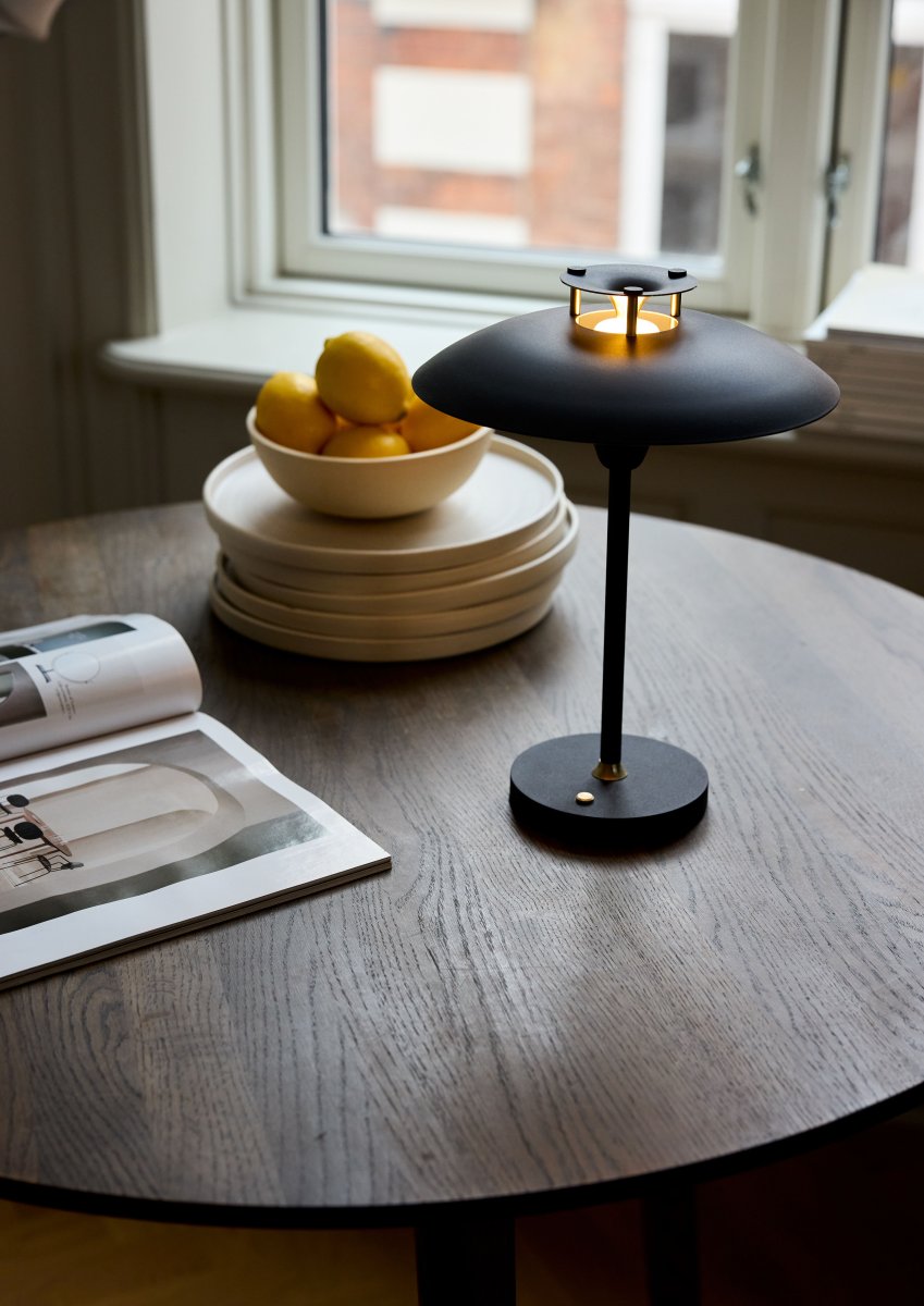 Stepp One-Two -Three 30cm Sort bærbar Fra Halo Design - Denne bærbare bordlampe i sort metal med elegante messingdetaljer kombinerer stil og funktion.