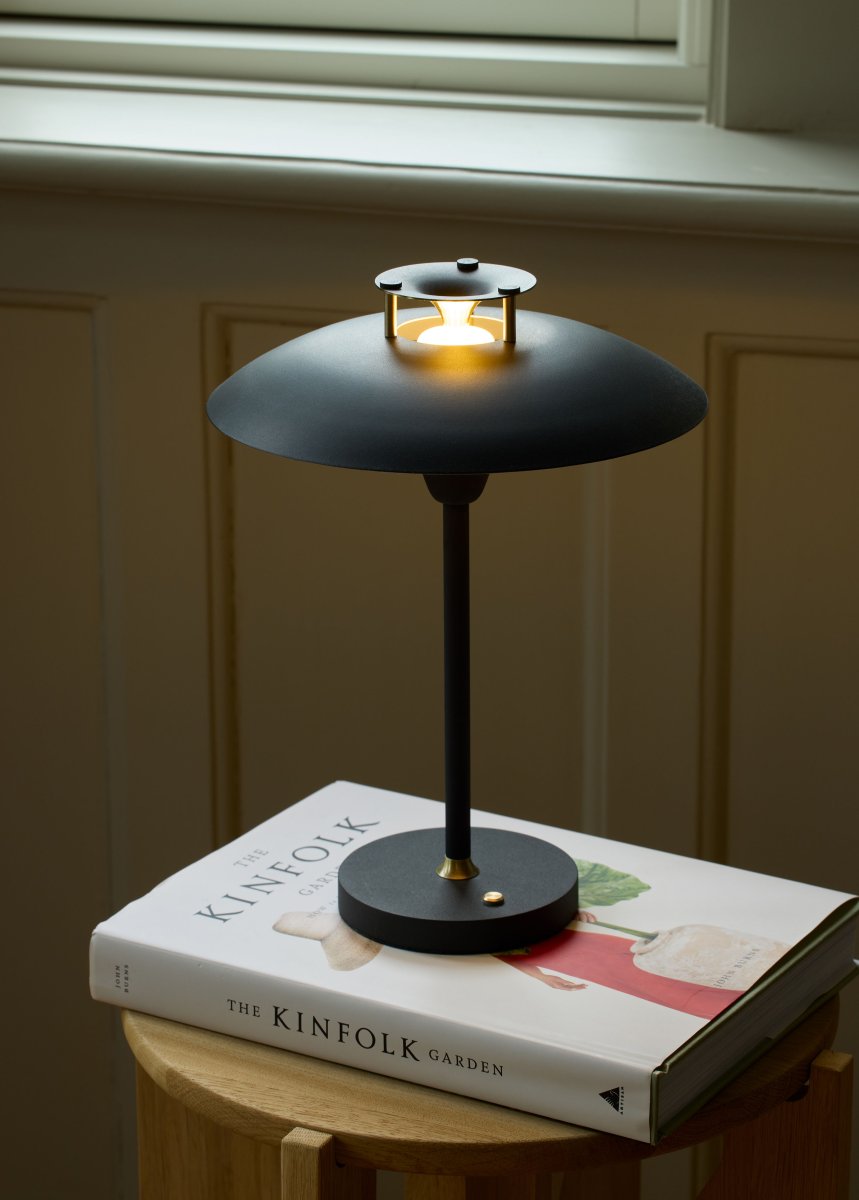 Stepp One-Two -Three 30cm Sort bærbar Fra Halo Design - Denne bærbare bordlampe i sort metal med elegante messingdetaljer kombinerer stil og funktion.