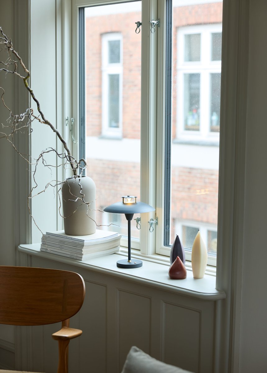 Stepp One-Two -Three 30cm Sort bærbar Fra Halo Design - Denne bærbare bordlampe i sort metal med elegante messingdetaljer kombinerer stil og funktion.