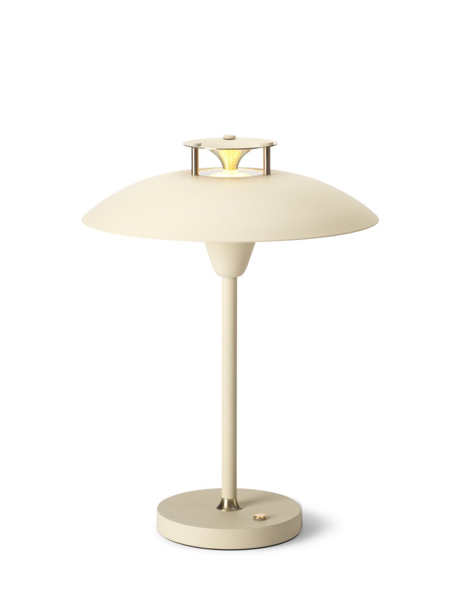 Stepp One-Two -Three 30cm Fløde bærbar Fra Halo Design - Denne bærbare og farverige metalbordlampe med elegante messingdetaljer kombinerer stil og funktion.