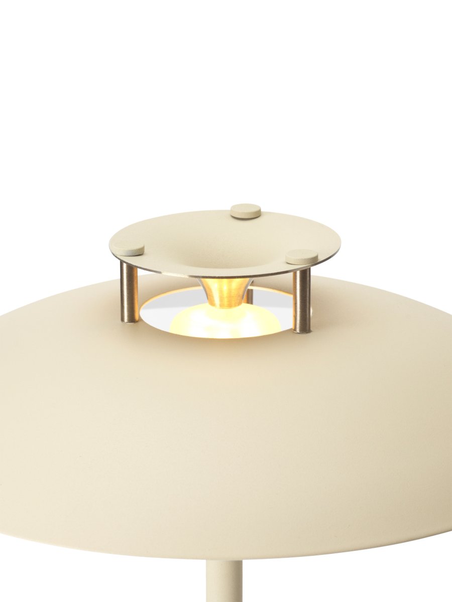 Stepp One-Two -Three 30cm Fløde bærbar Fra Halo Design - Denne bærbare og farverige metalbordlampe med elegante messingdetaljer kombinerer stil og funktion.