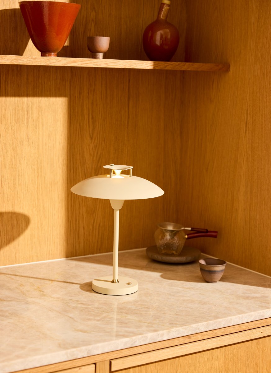 Stepp One-Two -Three 30cm Fløde bærbar Fra Halo Design - Denne bærbare og farverige metalbordlampe med elegante messingdetaljer kombinerer stil og funktion.