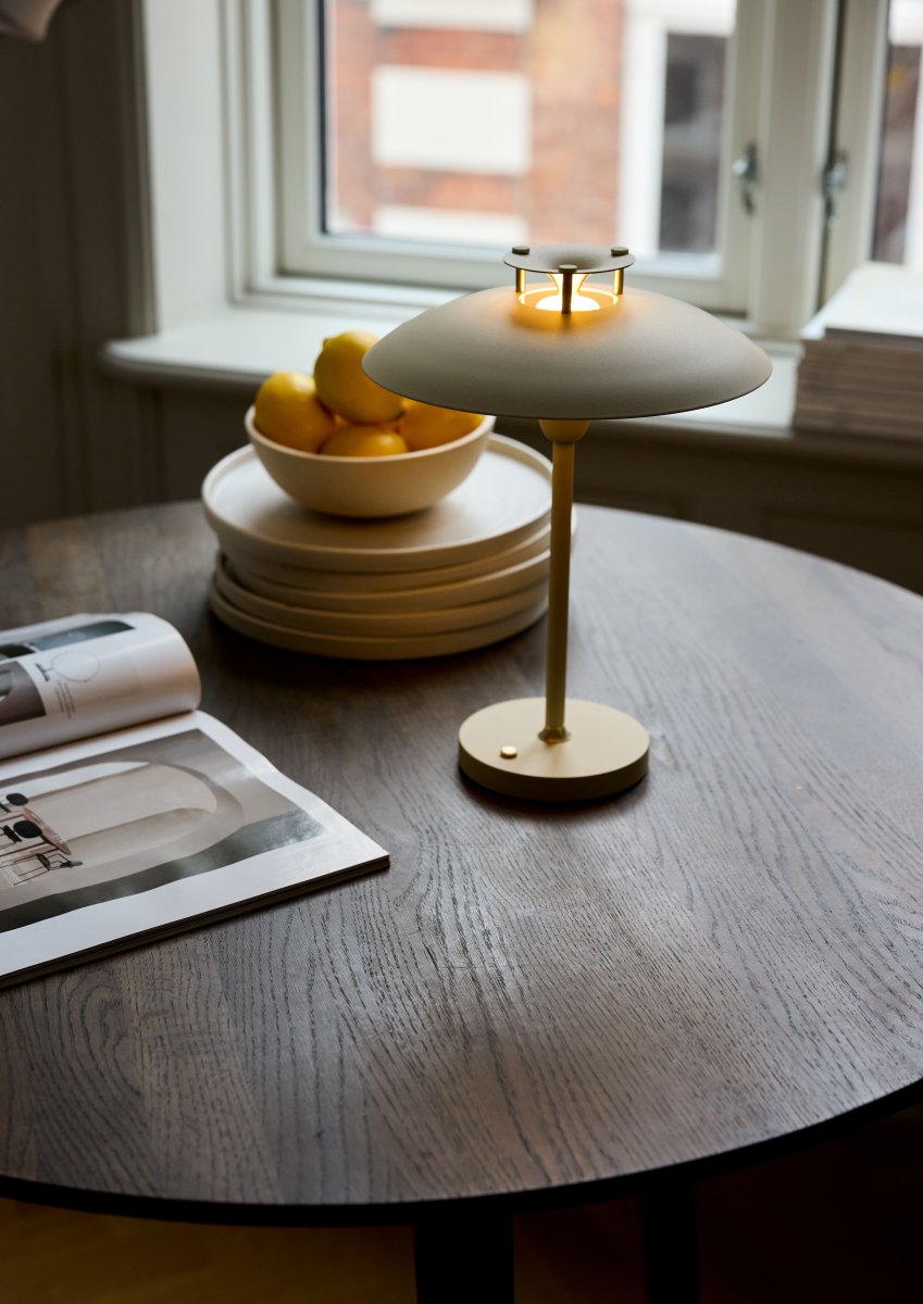 Stepp One-Two -Three 30cm Fløde bærbar Fra Halo Design - Denne bærbare og farverige metalbordlampe med elegante messingdetaljer kombinerer stil og funktion.