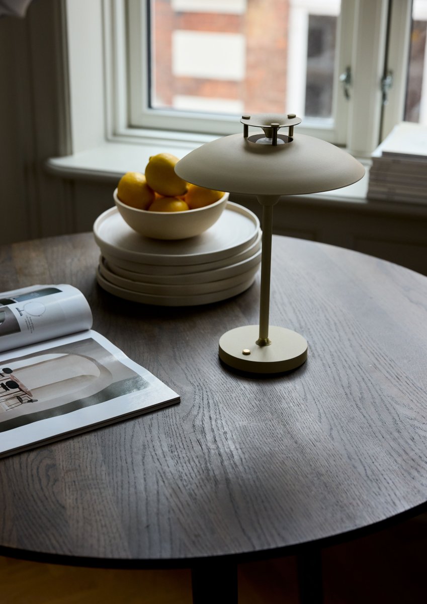 Stepp One-Two -Three 30cm Fløde bærbar Fra Halo Design - Denne bærbare og farverige metalbordlampe med elegante messingdetaljer kombinerer stil og funktion.