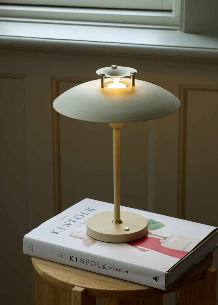 Stepp One-Two -Three 30cm Fløde bærbar Fra Halo Design - Denne bærbare og farverige metalbordlampe med elegante messingdetaljer kombinerer stil og funktion.