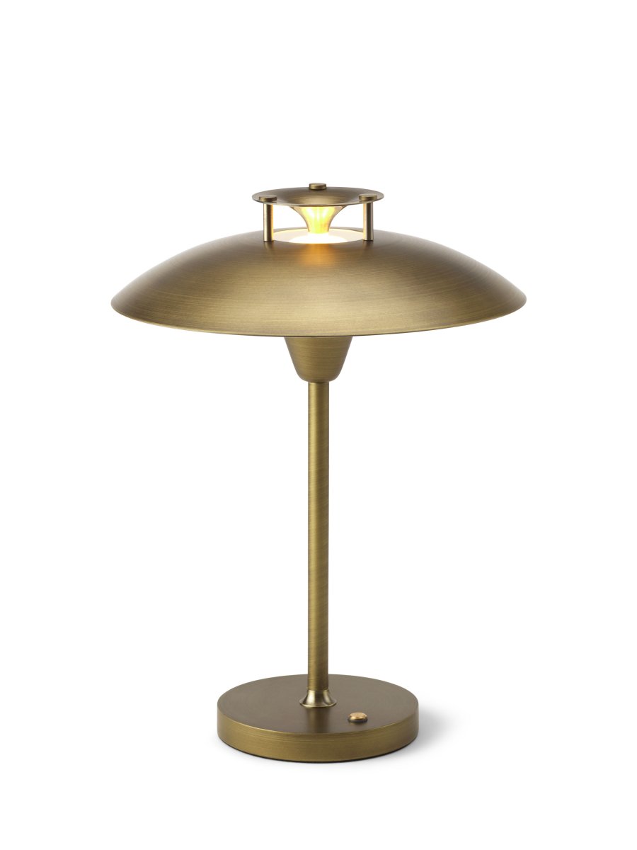 Stepp One-Two -Three 30cm Antik bærbar Fra Halo Design - Lampen har en indbygget 3-trins lysdæmper og giver et behageligt varmt hvidt lys.