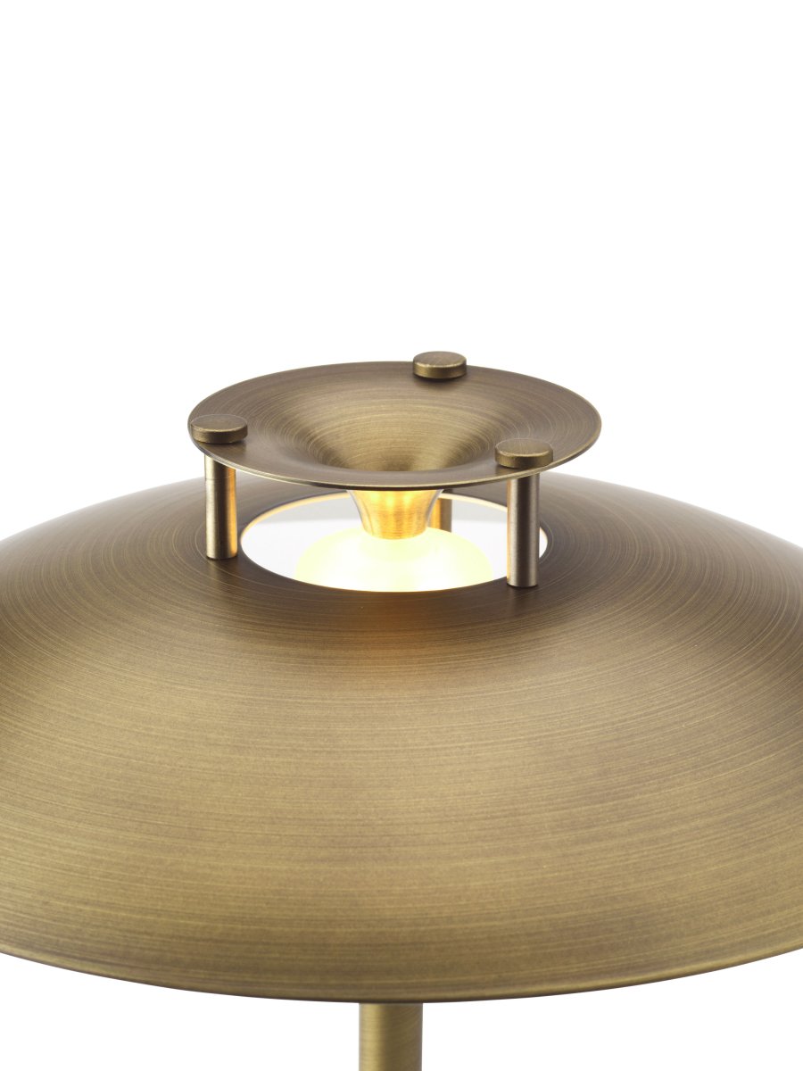 Stepp One-Two -Three 30cm Antik bærbar Fra Halo Design - Lampen har en indbygget 3-trins lysdæmper og giver et behageligt varmt hvidt lys.