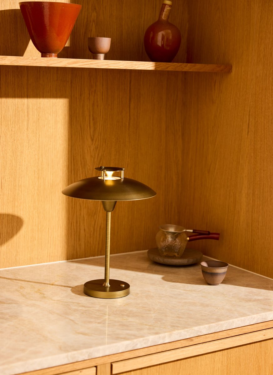 Stepp One-Two -Three 30cm Antik bærbar Fra Halo Design - Lampen har en indbygget 3-trins lysdæmper og giver et behageligt varmt hvidt lys.