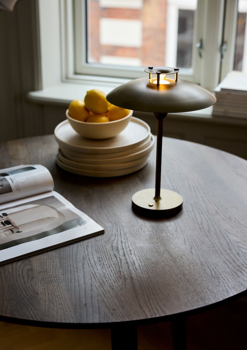 Stepp One-Two -Three 30cm Antik bærbar Fra Halo Design - Lampen har en indbygget 3-trins lysdæmper og giver et behageligt varmt hvidt lys.