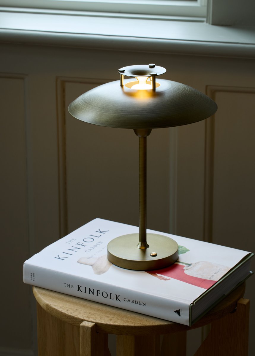 Stepp One-Two -Three 30cm Antik bærbar Fra Halo Design - Lampen har en indbygget 3-trins lysdæmper og giver et behageligt varmt hvidt lys.