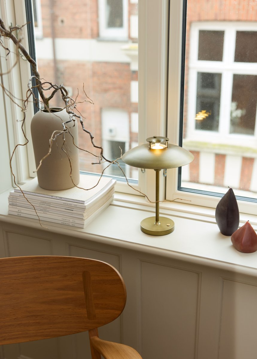 Stepp One-Two -Three 30cm Antik bærbar Fra Halo Design - Lampen har en indbygget 3-trins lysdæmper og giver et behageligt varmt hvidt lys.