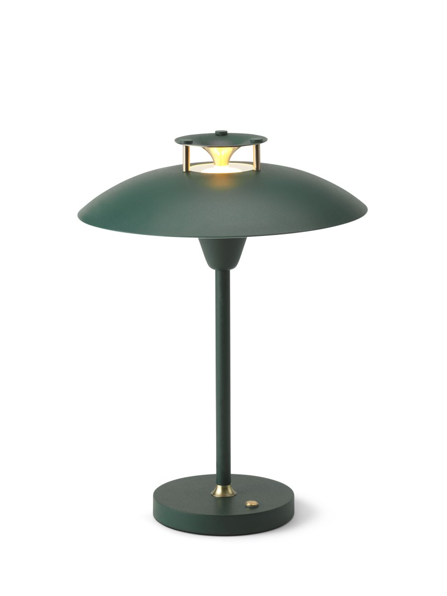 Stepp One-Two -Three 30cm Mørkegrøn bærbar Fra Halo Design - Denne bærbare bordlampe i grønt metal med elegante messingdetaljer kombinerer stil og funktion.
