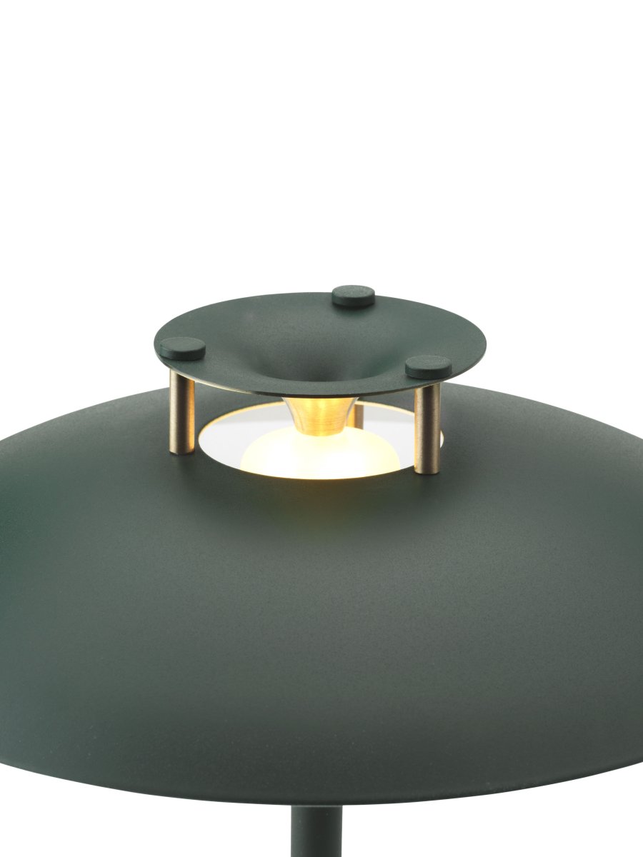 Stepp One-Two -Three 30cm Mørkegrøn bærbar Fra Halo Design - Denne bærbare bordlampe i grønt metal med elegante messingdetaljer kombinerer stil og funktion.