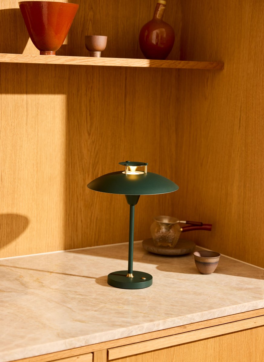 Stepp One-Two -Three 30cm Mørkegrøn bærbar Fra Halo Design - Denne bærbare bordlampe i grønt metal med elegante messingdetaljer kombinerer stil og funktion.