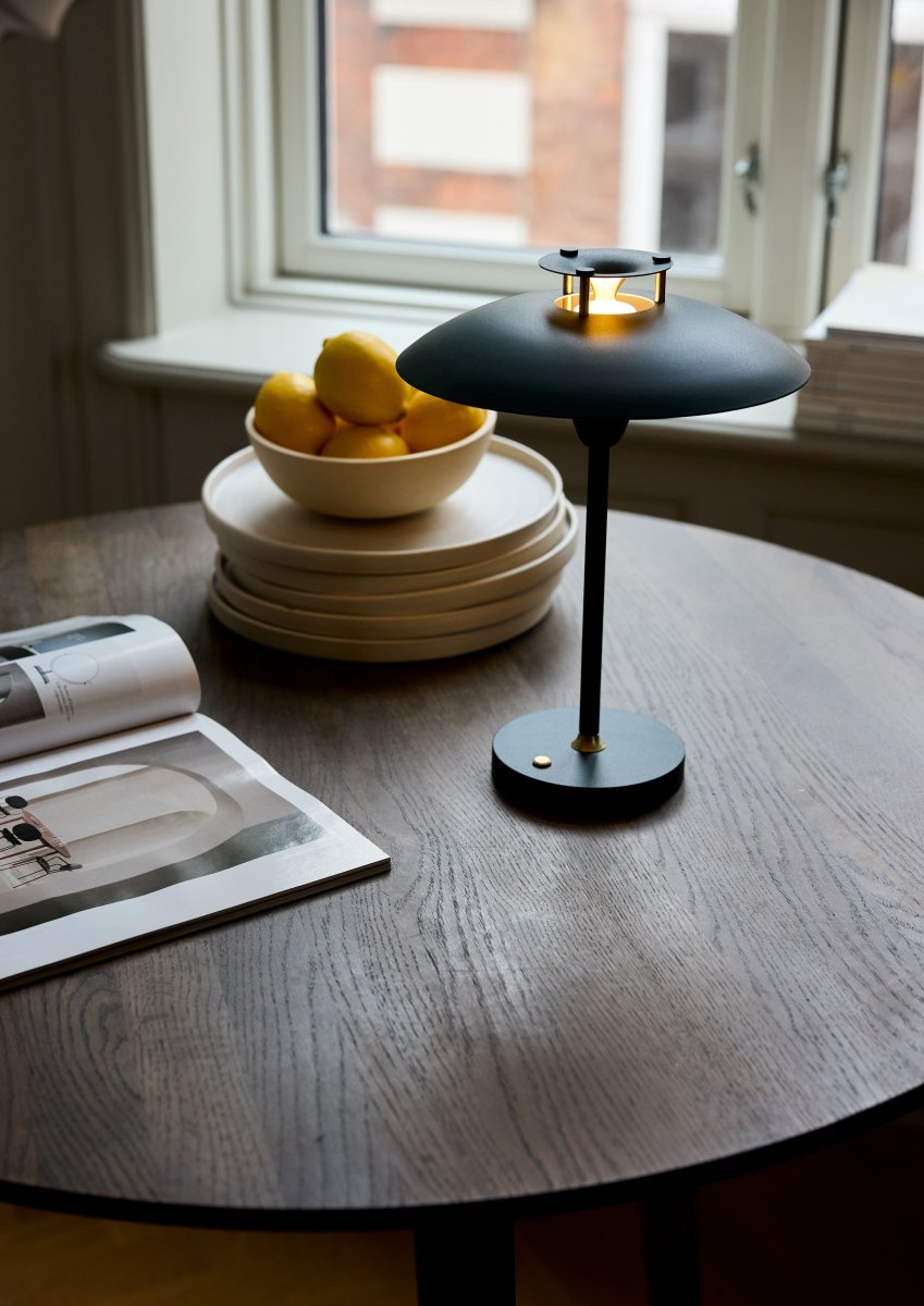 Stepp One-Two -Three 30cm Mørkegrøn bærbar Fra Halo Design - Denne bærbare bordlampe i grønt metal med elegante messingdetaljer kombinerer stil og funktion.