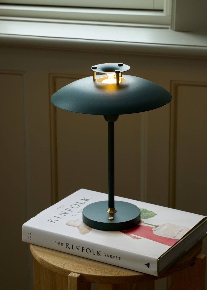 Stepp One-Two -Three 30cm Mørkegrøn bærbar Fra Halo Design - Denne bærbare bordlampe i grønt metal med elegante messingdetaljer kombinerer stil og funktion.