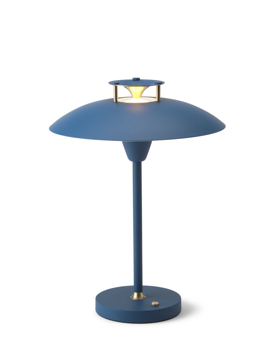 Stepp One-Two -Three 30cm Mørkeblå bærbar Fra Halo Design - Denne bærbare bordlampe i bl&aring; metal med elegante messingdetaljer kombinerer stil og funktion.