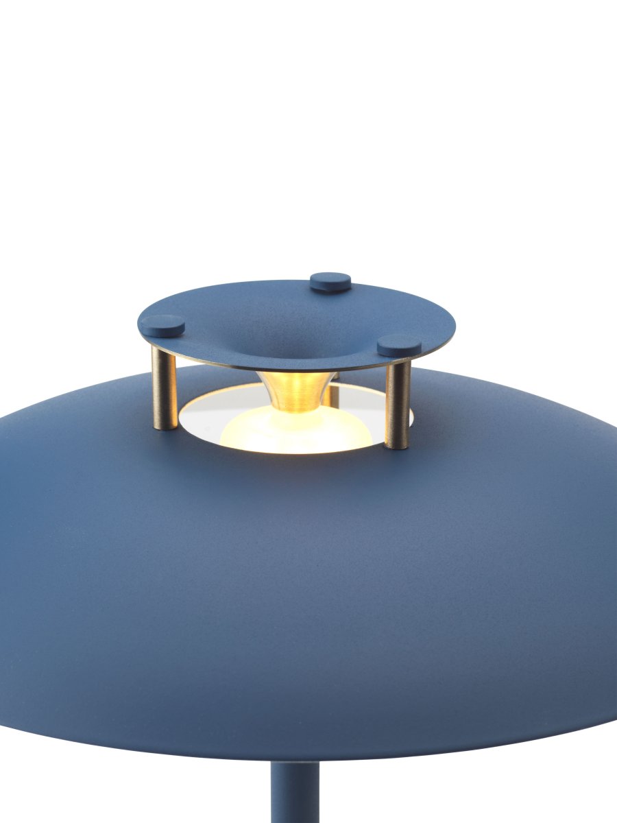 Stepp One-Two -Three 30cm Mørkeblå bærbar Fra Halo Design - Denne bærbare bordlampe i bl&aring; metal med elegante messingdetaljer kombinerer stil og funktion.