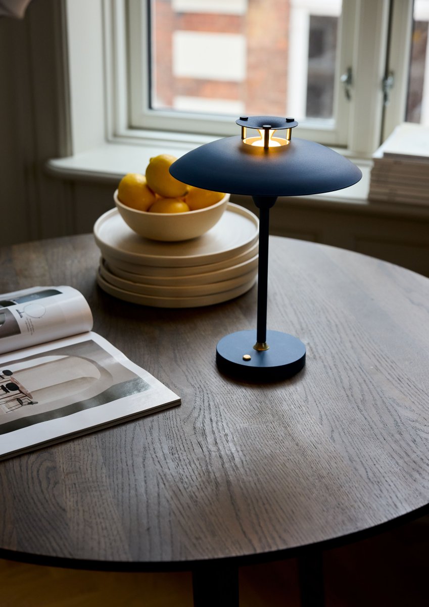 Stepp One-Two -Three 30cm Mørkeblå bærbar Fra Halo Design - Denne bærbare bordlampe i bl&aring; metal med elegante messingdetaljer kombinerer stil og funktion.