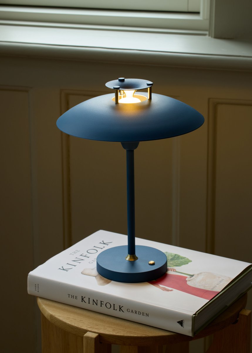 Stepp One-Two -Three 30cm Mørkeblå bærbar Fra Halo Design - Denne bærbare bordlampe i bl&aring; metal med elegante messingdetaljer kombinerer stil og funktion.