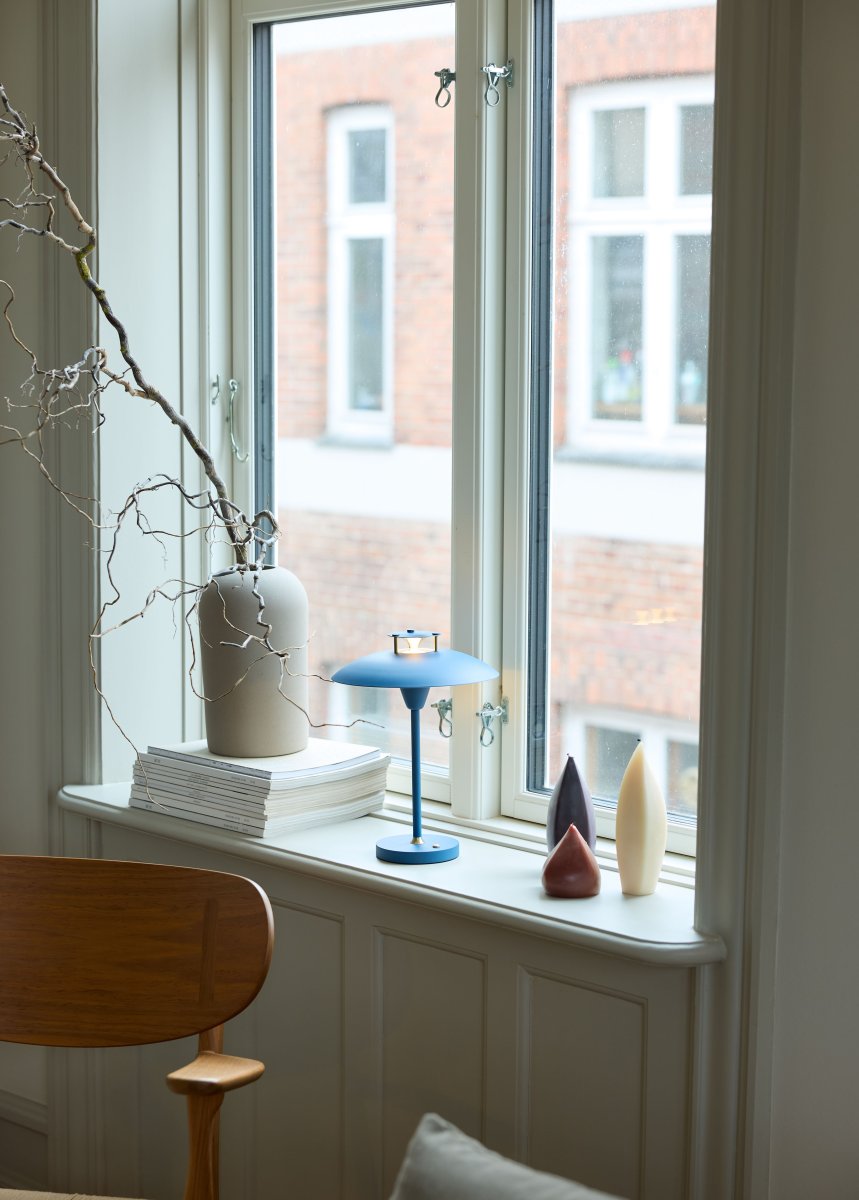 Stepp One-Two -Three 30cm Mørkeblå bærbar Fra Halo Design - Denne bærbare bordlampe i bl&aring; metal med elegante messingdetaljer kombinerer stil og funktion.