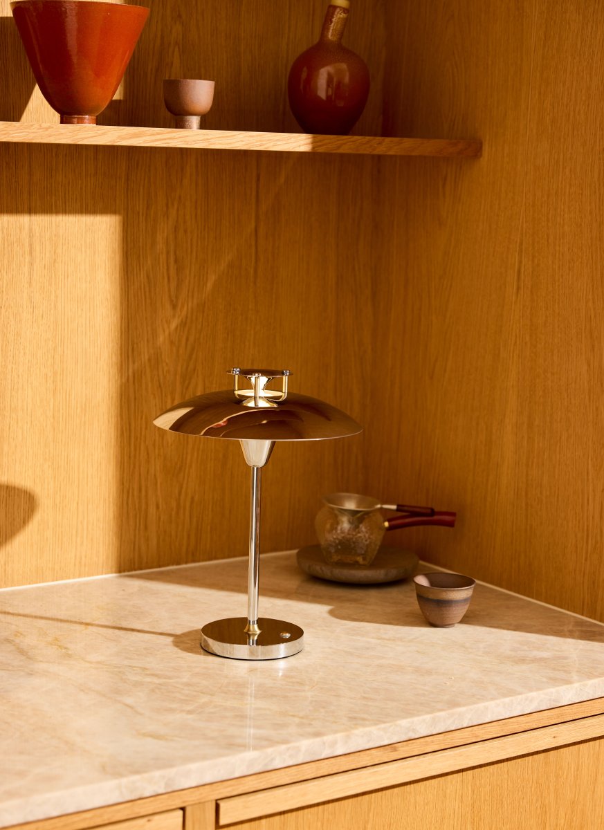Stepp One-Two -Three 30cm Chrom bærbar Fra Halo Design - Denne bærbare bordlampe i krommetal med elegante messingdetaljer kombinerer stil og funktion.