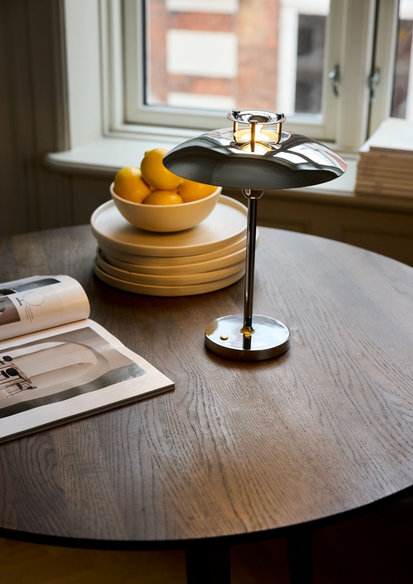 Stepp One-Two -Three 30cm Chrom bærbar Fra Halo Design - Denne bærbare bordlampe i krommetal med elegante messingdetaljer kombinerer stil og funktion.