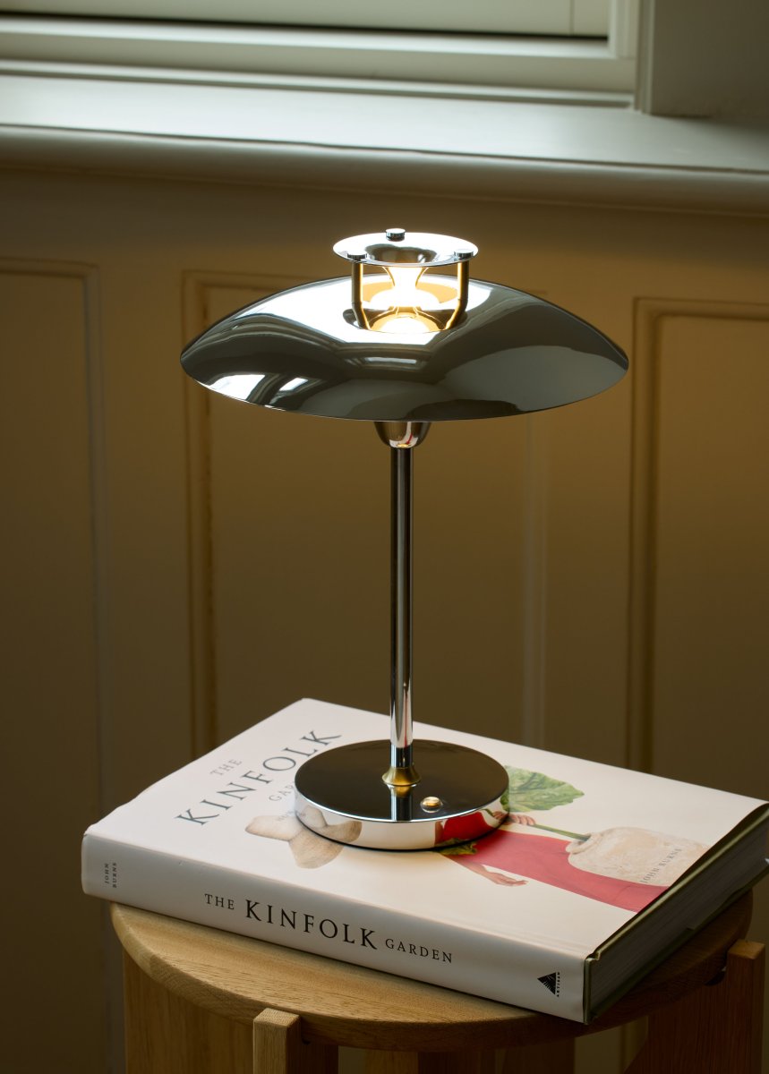 Stepp One-Two -Three 30cm Chrom bærbar Fra Halo Design - Denne bærbare bordlampe i krommetal med elegante messingdetaljer kombinerer stil og funktion.
