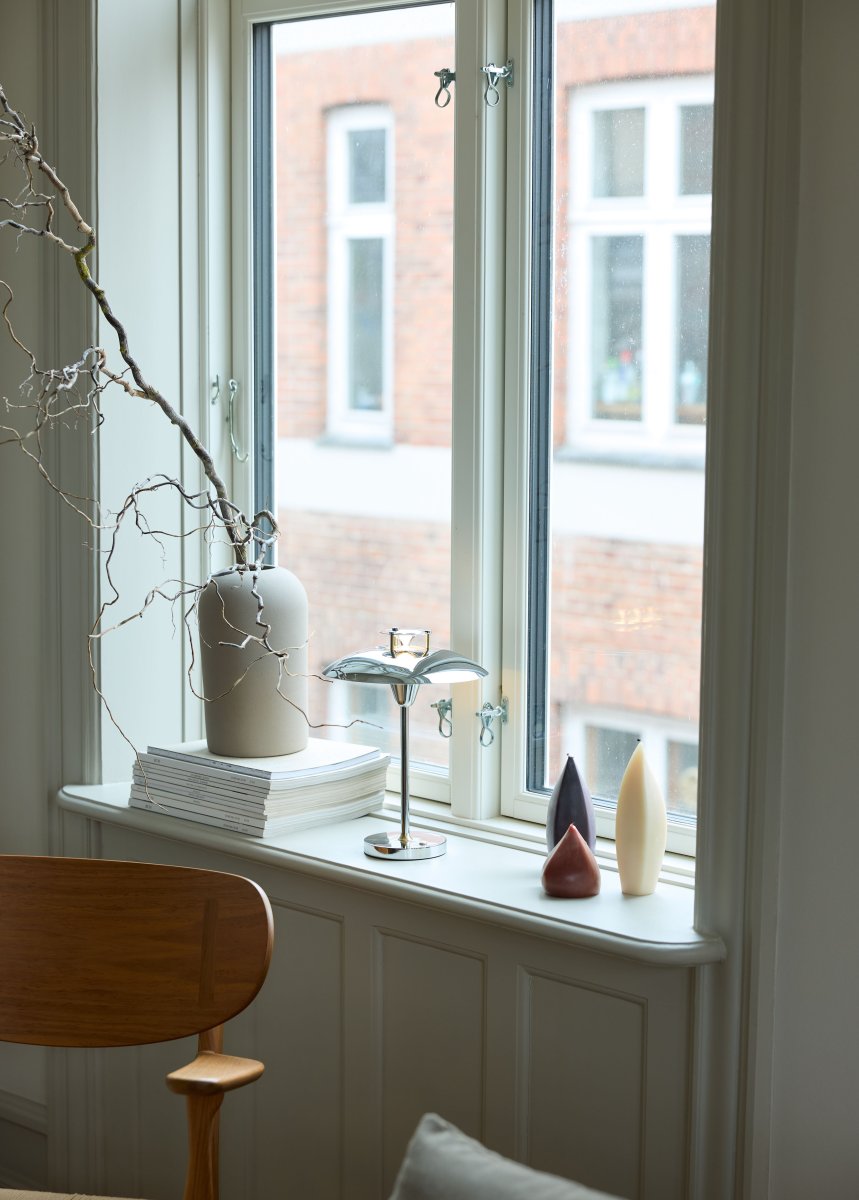 Stepp One-Two -Three 30cm Chrom bærbar Fra Halo Design - Denne bærbare bordlampe i krommetal med elegante messingdetaljer kombinerer stil og funktion.