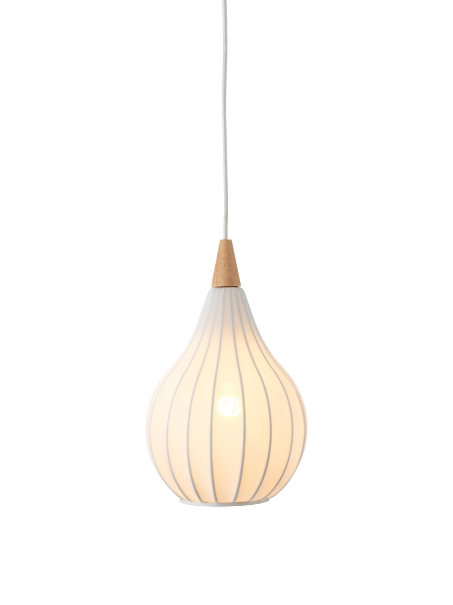 Drops Ø23 Hvid loftslampe Fra Halo Design - Kombinationen af træ, tekstil og metal skaber en hyggelig atmosfære i rummet.