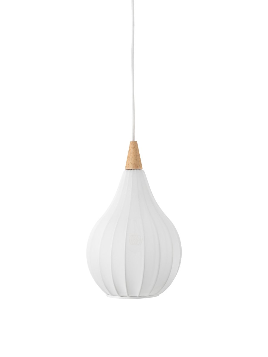 Drops Ø23 Hvid loftslampe Fra Halo Design - Kombinationen af træ, tekstil og metal skaber en hyggelig atmosfære i rummet.