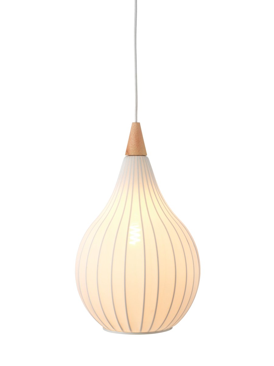 Drops Ø30 Hvid loftslampe Fra Halo Design - Kombinationen af træ, tekstil og metal skaber en hyggelig atmosfære i rummet.