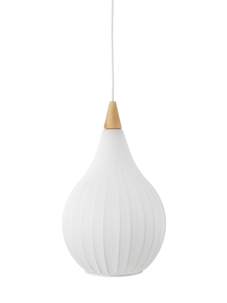 Drops Ø30 Hvid loftslampe Fra Halo Design - Kombinationen af træ, tekstil og metal skaber en hyggelig atmosfære i rummet.