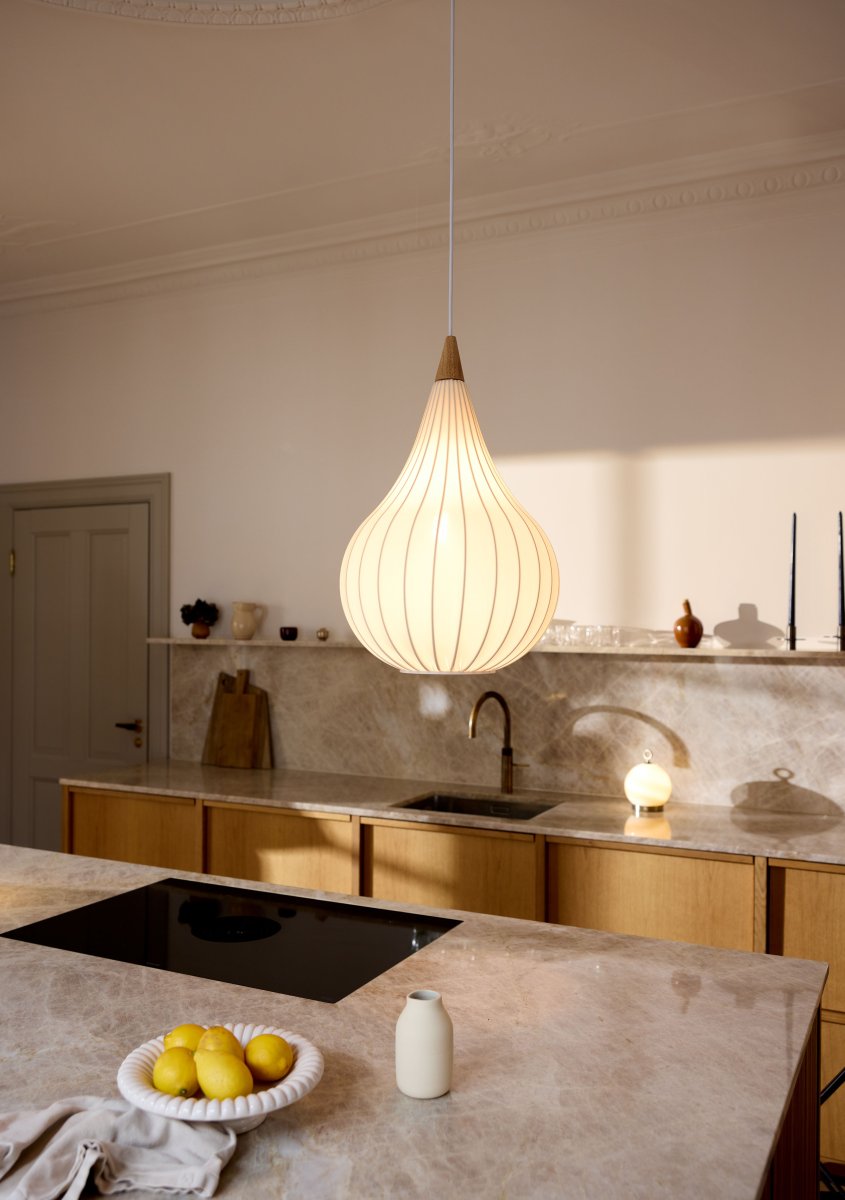 Drops Ø38 Hvid loftslampe Fra Halo Design - Kombinationen af træ, tekstil og metal skaber en hyggelig atmosfære i rummet.