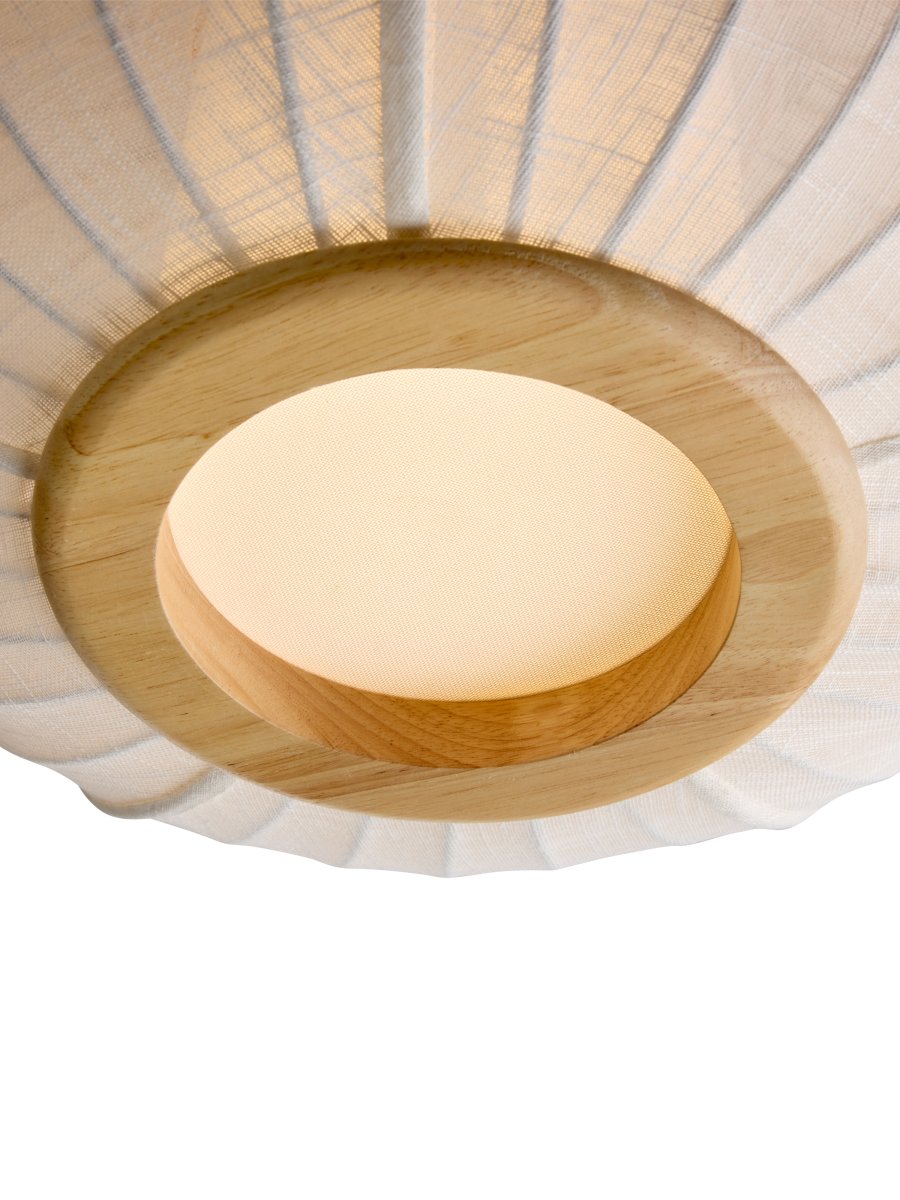 Balloon Ø40 Cremet hvid plafond Fra Halo Design - Den rundede, let flade skærm i cremehvidt, linnedlignende tekstil suppleres af dekorative detaljer i massivt træ, der giver lampen et varmt og harmonisk udtryk.