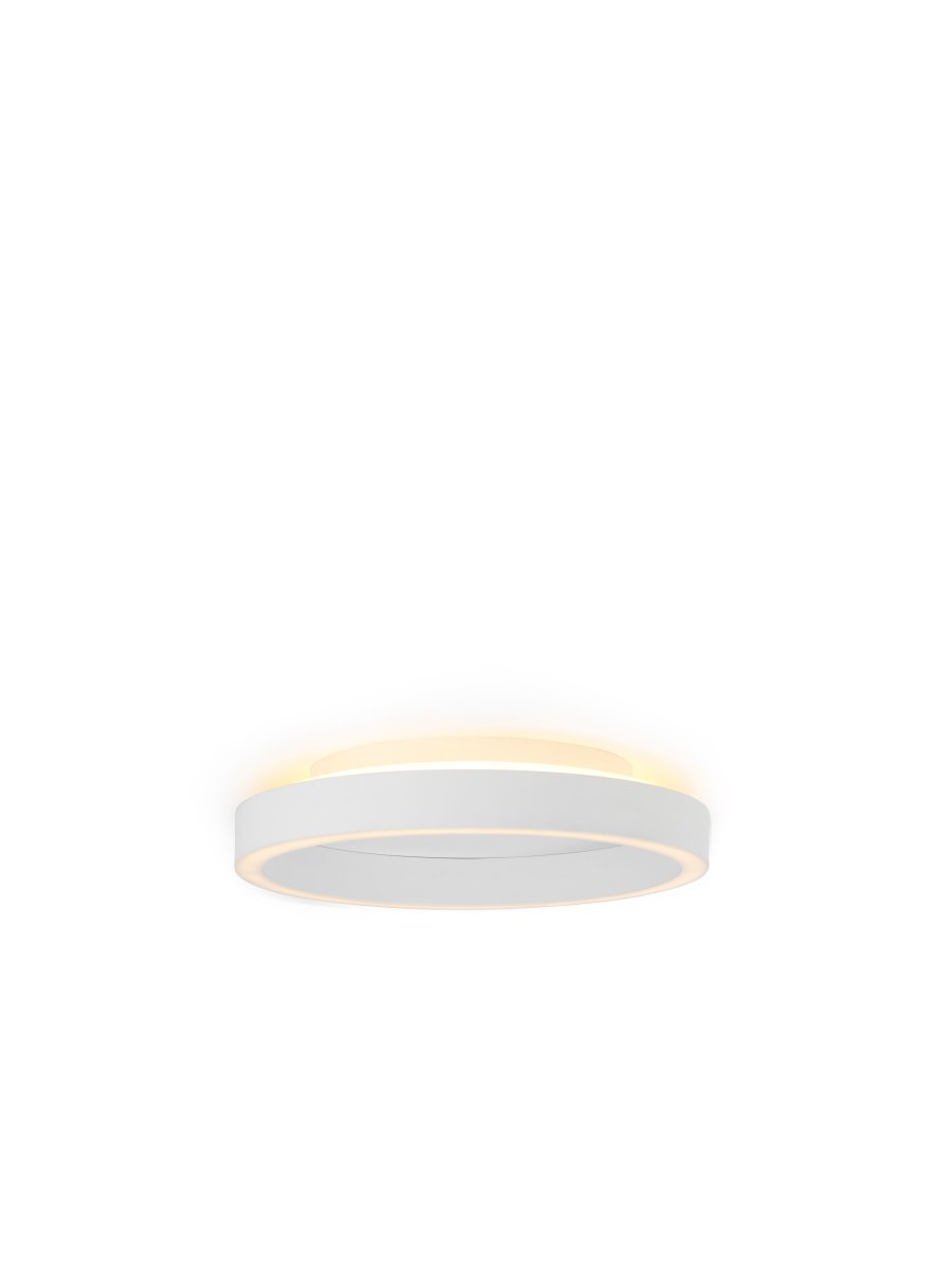 Backlight String Ø30 Hvid plafond Fra Halo Design - Den integrerede belysning har form af en LED-strimmel, der sidder i bunden af rammen og p&aring; oversiden, som giver et dejligt lys op i loftet.