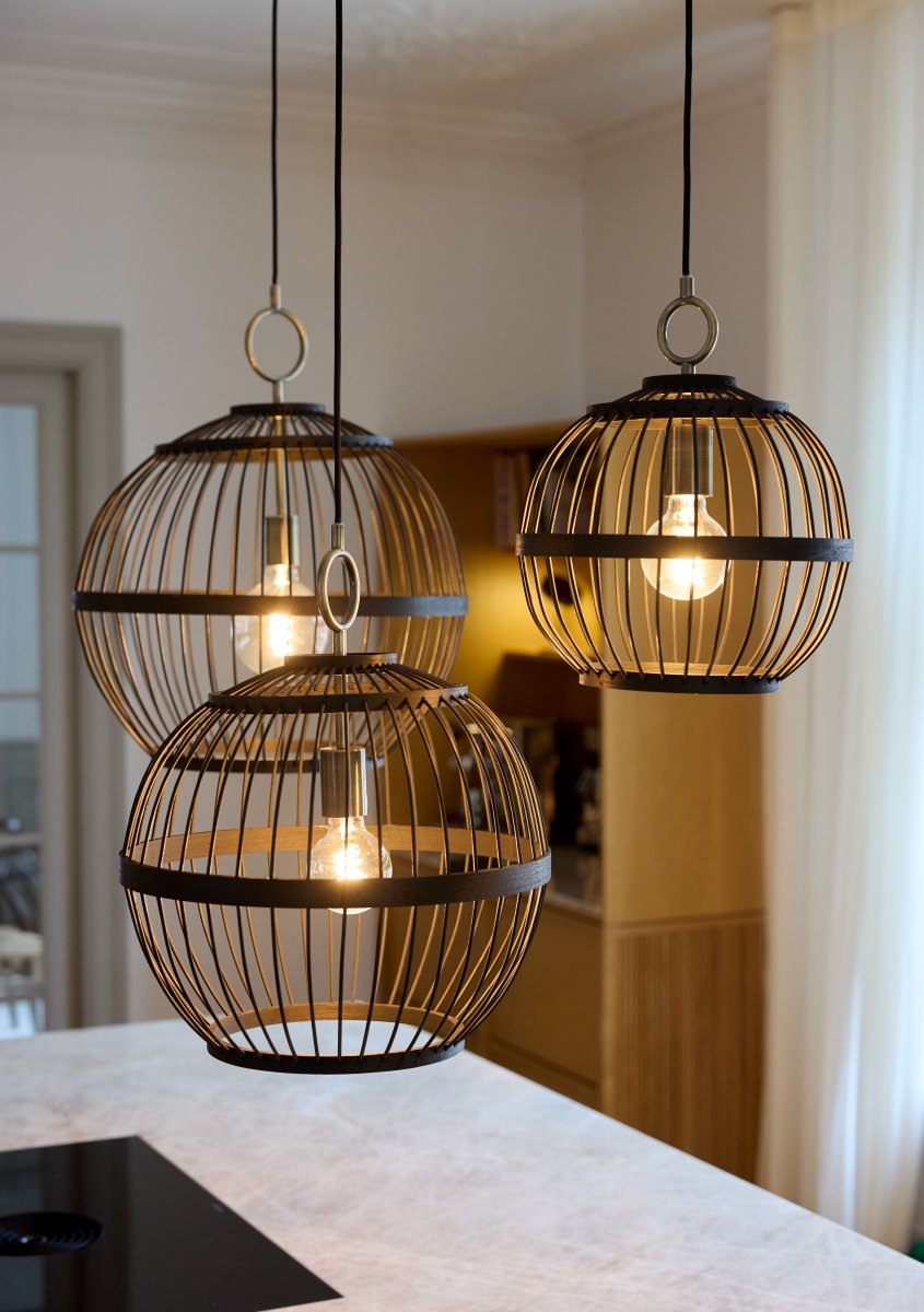 Stockholm Nordic Ø30 Sort loftslampe Fra Halo Design - Fremstillet af sortolieret træ&auml; giver den en elegant og varm følelse, der passer perfekt i både klassiske og moderne miljøer.