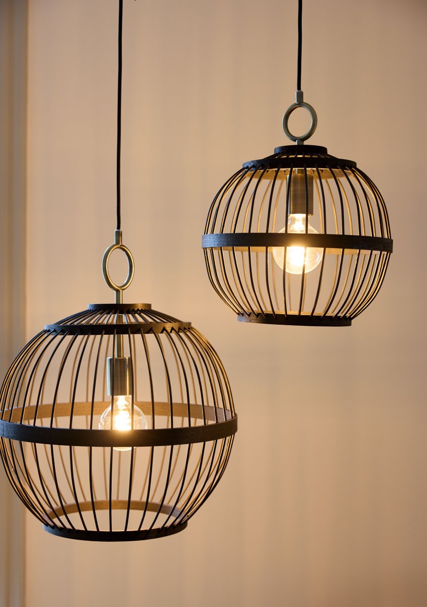 Stockholm Nordic Ø30 Sort loftslampe Fra Halo Design - Fremstillet af sortolieret træ&auml; giver den en elegant og varm følelse, der passer perfekt i både klassiske og moderne miljøer.